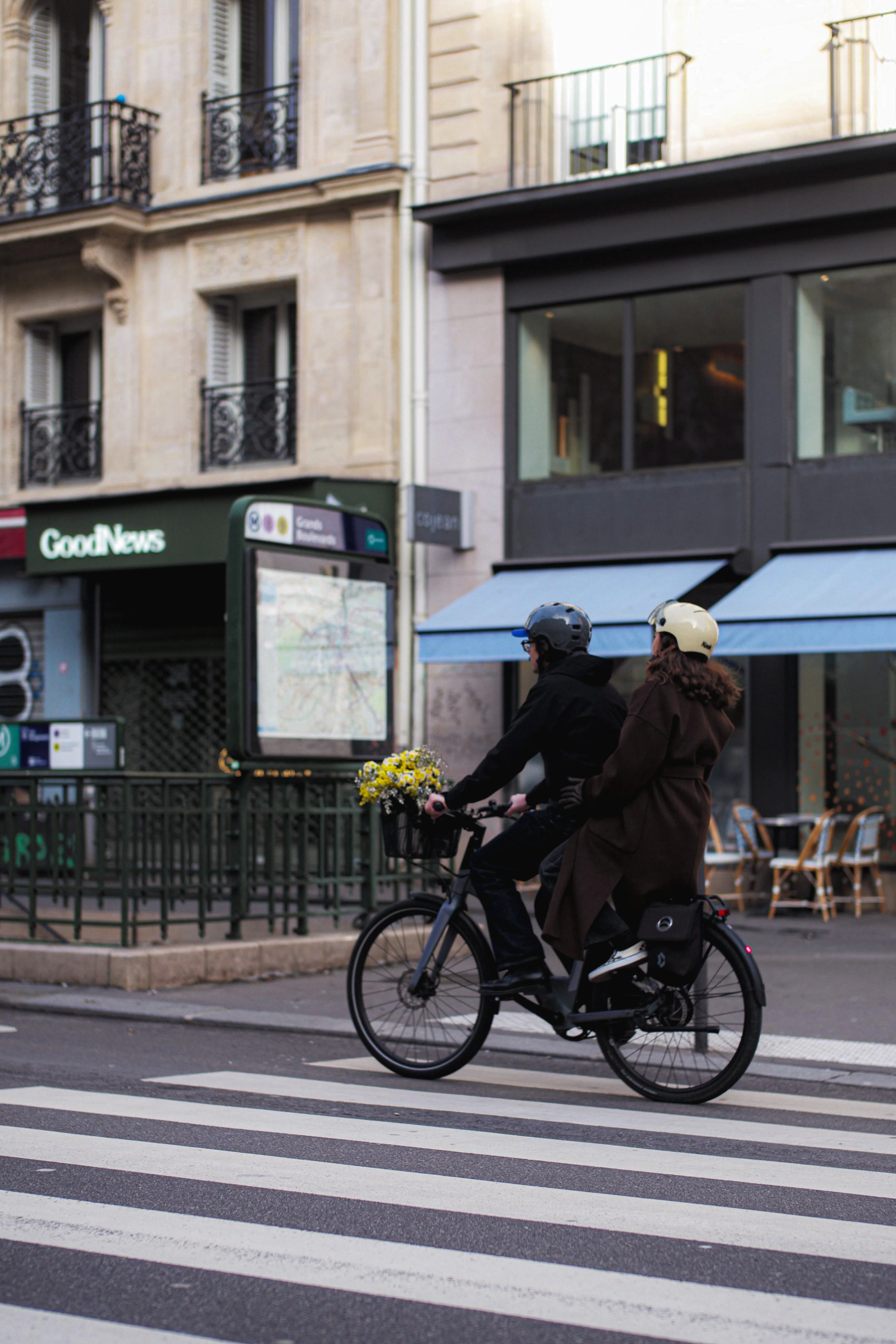 Couple à vélo biplace dans Paris