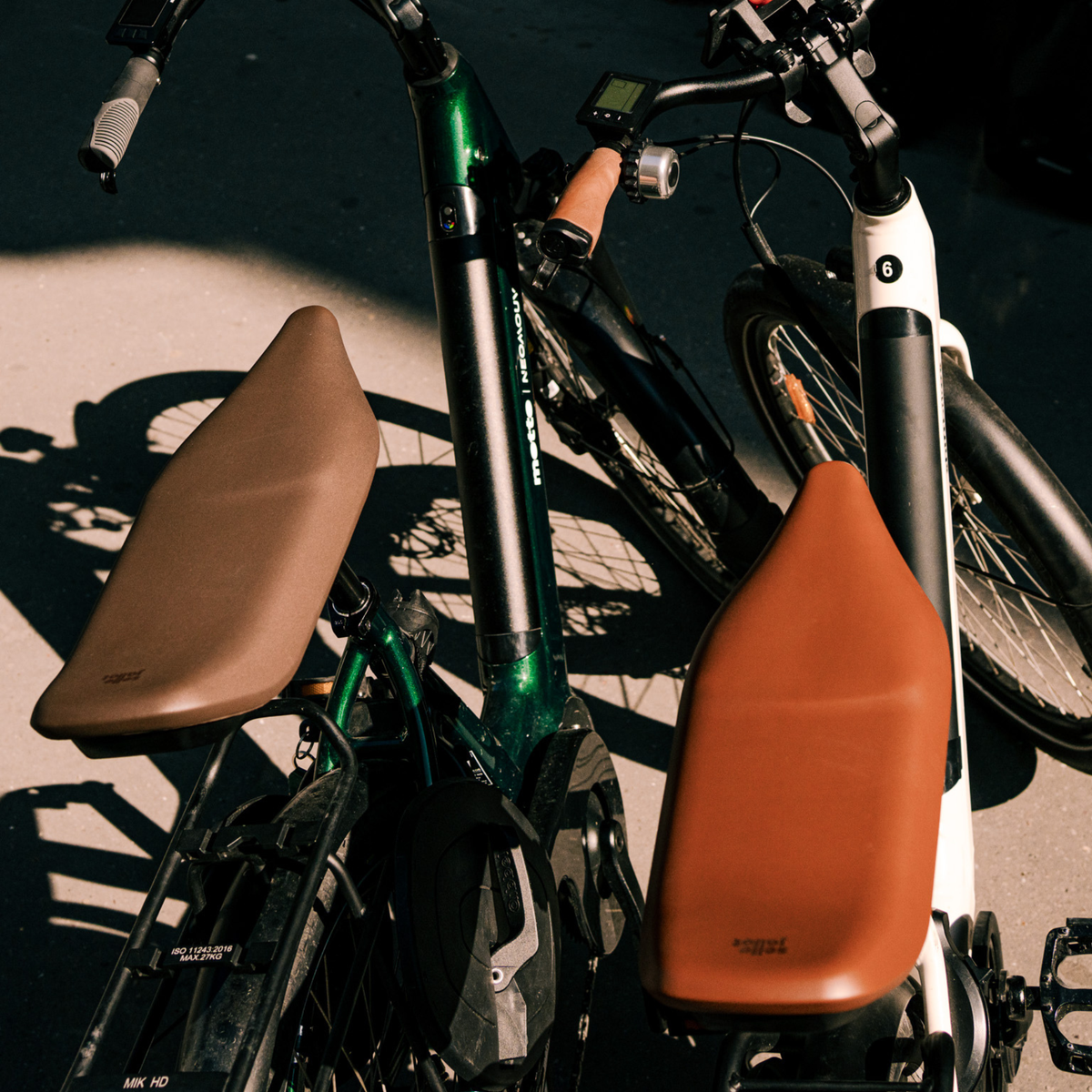 Deux vélos équipés de la Selle Jallot® coloris cognac et moka